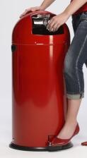 Anwendungsbeispiel: Abfallbehälter -Cubo Tadeo- 52 Liter, aus Stahl, mit Fußpedal, in rot (Art. 16443)