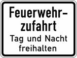 Verkehrszeichen 2433 StVO, Feuerwehrzufahrt Tag und Nacht freihalten