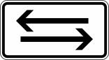 Verkehrszeichen 1000-30 StVO, Verkehr in beide Richtungen, zwei gegenger. waagerechte Pfeile