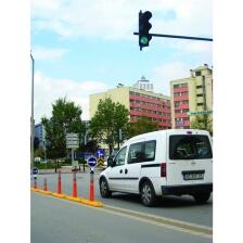 Anwendungsbeispiel: Leitschwelle -Alley- mit Absperrpfosten -Elasto Orange-, Abb. ähnlich (Schild im Lieferumfang nicht enthalten)