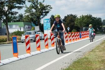 Anwendungsbeispiel: Die Leitschwelle ist flexibel mit verschiedenen Baken kombinierbar und ermöglicht eine Anpassung an die Verkehrssituation.